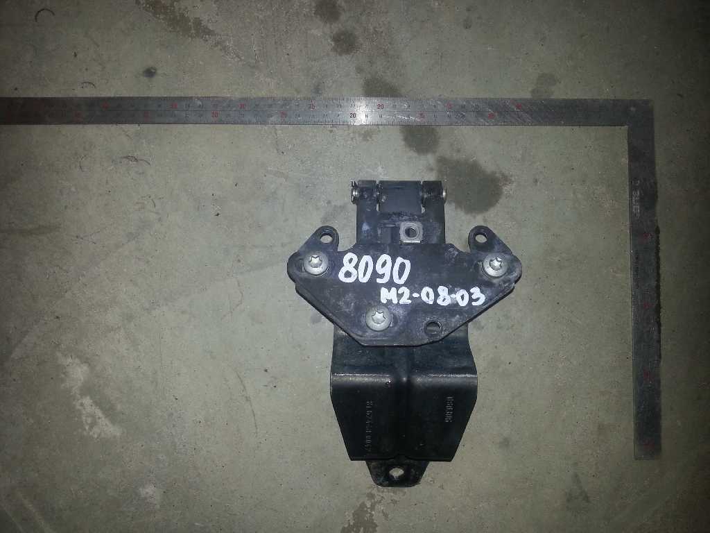 петля капота б/у - 1